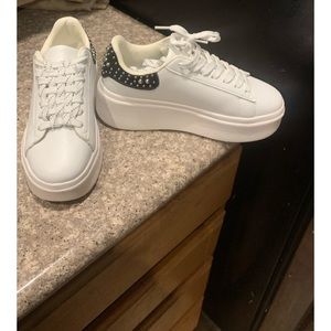 New tagoff platform sneaker comes with two different laces studded in the back